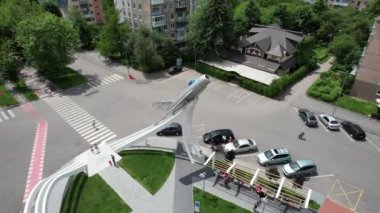 Şehir parkındaki uçağın anıtı. 4k stok görüntüsü.