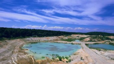 İnanılmaz sanayi manzarası. Benim açılışımın drone görüntüsü. Zümrüt yapay gölet. 4k stok görüntüsü.