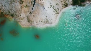 İnanılmaz sanayi manzarası. Benim açılışımın drone görüntüsü. Zümrüt yapay gölet. 4k stok görüntüsü.