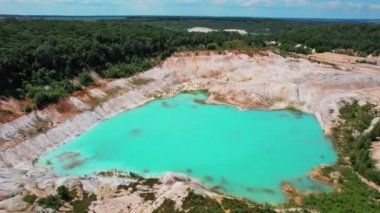 İnanılmaz sanayi manzarası. Benim açılışımın drone görüntüsü. Zümrüt yapay gölet. 4k stok görüntüsü.