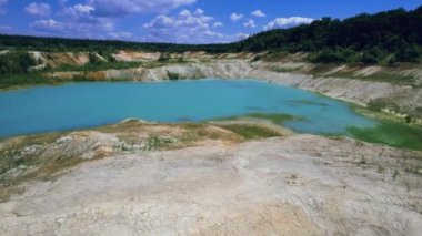 İnanılmaz sanayi manzarası. Benim açılışımın drone görüntüsü. Zümrüt yapay gölet. 4k stok görüntüsü.