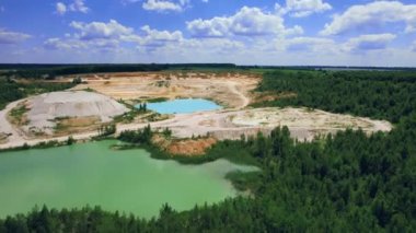 İnanılmaz sanayi manzarası. Benim açılışımın drone görüntüsü. Zümrüt yapay gölet. 4k stok görüntüsü.