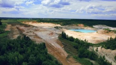 İnanılmaz sanayi manzarası. Benim açılışımın drone görüntüsü. Zümrüt yapay gölet. 4k stok görüntüsü.