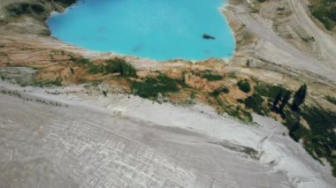 İnanılmaz sanayi manzarası. Benim açılışımın drone görüntüsü. Zümrüt yapay gölet. 4k stok görüntüsü.