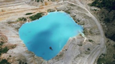 İnanılmaz sanayi manzarası. Benim açılışımın drone görüntüsü. Zümrüt yapay gölet. 4k stok görüntüsü.