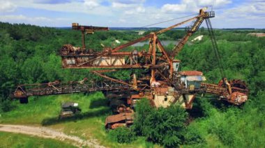 Vinç yakınlarında uçan insansız hava aracının hava görüntüsü. Vinçte tepeden aşağı görüş. 4k stok görüntüsü.