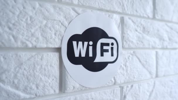 Free wi fi zone sign an der Wand in 4k Zeitlupe. 4k Archivmaterial. — Stockvideo