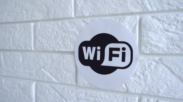 Δωρεάν wi fi ζώνη υπογράψει στον τοίχο σε 4k αργή κίνηση. 4k φιλμ αρχείου. — Αρχείο Βίντεο