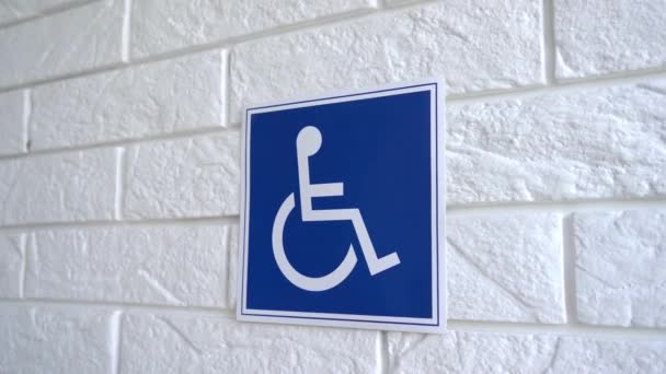 以4k的分辨率在墙上移动残疾人停车标志。4k股票镜头. — 图库视频影像