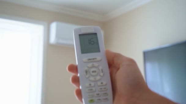 Utilisation de la télécommande pour allumer le climatiseur. Images du stock 4k. — Video