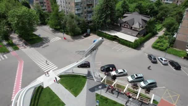 Памятник самолету в городском парке. 4k stock float. — стоковое видео