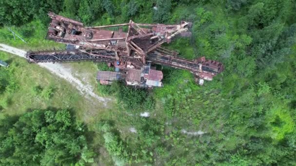 Вид з повітря на безпілотник, що летить біля крана. Вид зверху вниз на кран. 4k стокові кадри . — стокове відео