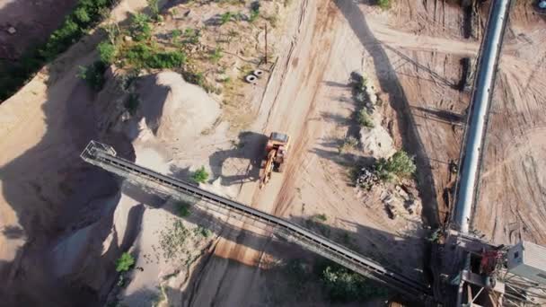 Arial syn på sandfabriken i dagbrott. Drone flyger över grävmaskiner och traktor lastning krossad sten och sten i dump lastbil. Bilder på 4k-beståndet. — Stockvideo