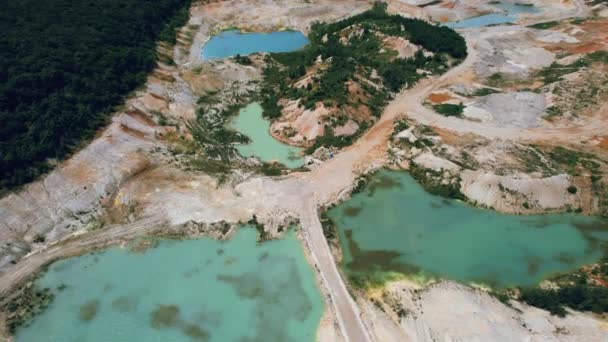 Paisagem industrial incrível. Vista de drone da mina a céu aberto. Lagoa artificial esmeralda. Imagens de estoque 4k. — Vídeo de Stock