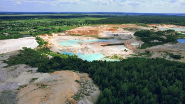 Paisagem industrial incrível. Vista de drone da mina a céu aberto. Lagoa artificial esmeralda. Imagens de estoque 4k. — Vídeo de Stock