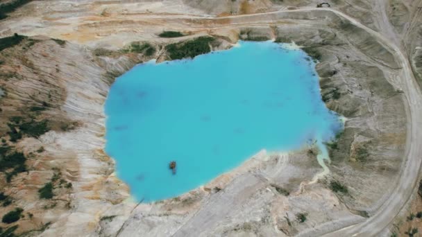 Incroyable paysage industriel. Vue par drone du mien ouvert. Étang artificiel émeraude. Images du stock 4k. — Video