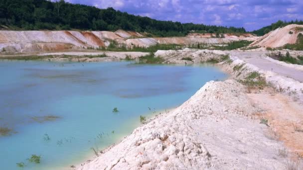 Incroyable paysage industriel. Vue par drone du mien ouvert. Étang artificiel émeraude. Images du stock 4k. — Video