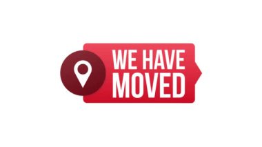 Taşındık. Ofis tabelası taşıyor. Resmi mavi arkaplanda izole et. Hareket grafikleri.