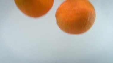 Suya düşen turunçgillerin beyaz sırt çantasının 4k 'lik görüntüsü..