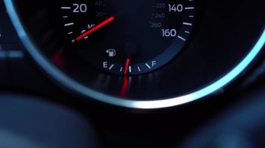 Araba hız göstergesi ve hareket, ışık sızıntısı, hız göstergesi ve uzun süre maruz kalma trafiği. 4K video görüntüleri.