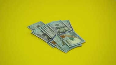 Para masanın üstüne düştü. Erkek Eller, Tahta Masa üzerindeki Dolar Banknotlarını dikkate alır. 4K video görüntüleri.