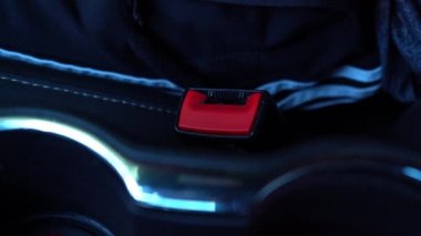 Adamın biri sahte emniyet kemerini takıyor. 4K video görüntüleri.