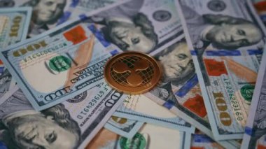 Altın sikkeler dalgalanması kripto parasının bir pazar sembolüdür. Kağıt para yerine altın metal bir bitcoin. 4K video görüntüleri.