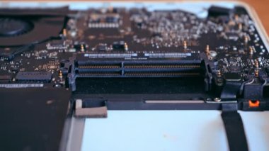 Eller bilgisayar bellek plakasını tutuyor. Bilgisayar tanılama konsepti. Laptop tamiri. 4K video görüntüleri.