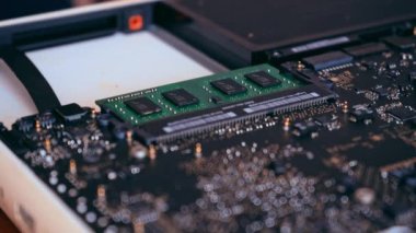 Eller bilgisayar bellek plakasını tutuyor. Bilgisayar tanılama konsepti. Laptop tamiri. 4K video görüntüleri.