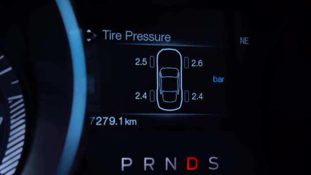 Zobrazení auta s informacemi o zdrojích automobilů. Dosah paliva, životnost oleje, tlak pneumatik, rychlost, úspora paliva. Video - 4K. — Stock video