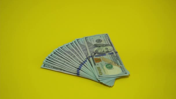 Деньги падают на стол. Мужские руки рассматривают долларовые банкноты на деревянном столе. Видеоматериалы 4K. — стоковое видео