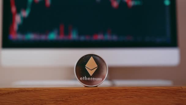 Golden Ethereum neues virtuelles Geld auf schwarzem Hintergrund. BTC Börse und Börse und Gebot. 4K-Videoaufnahmen. — Stockvideo