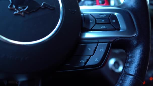 Cerrar la mano masculina pulsando botones en la rueda. Hombre dedos tocando botones en el coche. Imágenes de vídeo 4K. — Vídeo de stock