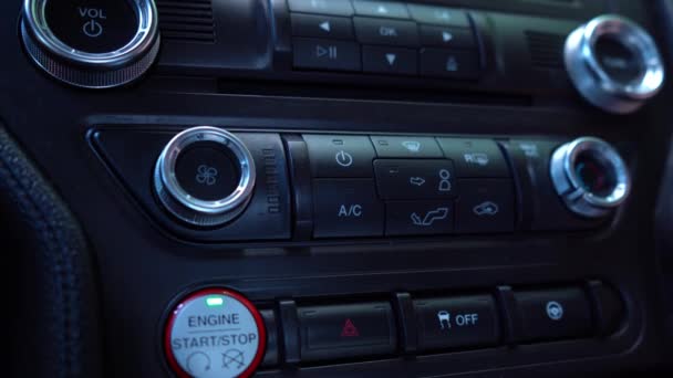 Apagar el aire acondicionado y empezar a calentar. Una mano del hombre presiona el botón en el coche. Imágenes de vídeo 4K. — Vídeo de stock