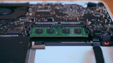 Eller bilgisayar bellek plakasını tutuyor. Bilgisayar tanılama konsepti. Laptop tamiri. 4K video görüntüleri.