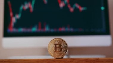 Altın Bitcoin siyah arka planda yeni sanal para. BTC borsası ve borsa ve teklif. 4K video görüntüleri.