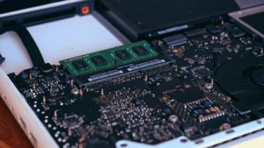 Eller bilgisayar bellek plakasını tutuyor. Bilgisayar tanılama konsepti. Laptop tamiri. 4K video görüntüleri.