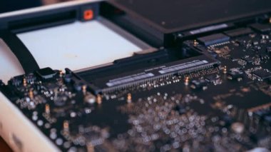 Eller bilgisayar bellek plakasını tutuyor. Bilgisayar tanılama konsepti. Laptop tamiri. 4K video görüntüleri.