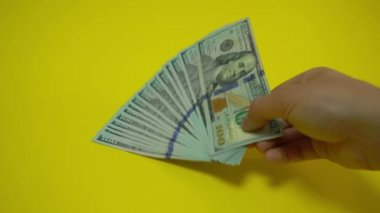 Para masanın üstüne düştü. Erkek Eller, Tahta Masa üzerindeki Dolar Banknotlarını dikkate alır. 4K video görüntüleri.