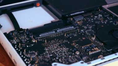 Eller bilgisayar bellek plakasını tutuyor. Bilgisayar tanılama konsepti. Laptop tamiri. 4K video görüntüleri.