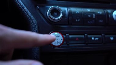 Motor çalıştırılıyor ve durduruluyor. Motoru çalıştır. Çalıştırma düğmesine basan kişi motoru durdurur. 4K video görüntüleri.