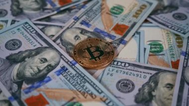 Metal parlayan bitcoin kripto paralarını Amerikan dolarlarına yakın tut. Dijital sikke siber uzay ve kripto para birimi. 4K video görüntüleri.