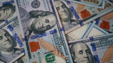 Ofis masasında 100 dolarlık kağıt para yığını. Finans ve para ödemesi kavramı. Nakit para banknotları. 4K video görüntüleri.