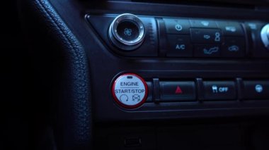 Motor çalıştırılıyor ve durduruluyor. Motoru çalıştır. Çalıştırma düğmesine basan kişi motoru durdurur. 4K video görüntüleri.