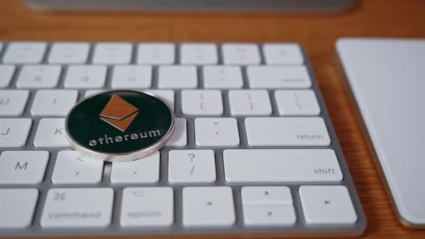 Ethereum op het laptop toetsenbord met vergrootglas. Investeren in virtuele activa. Cryptogeld. — Stockvideo