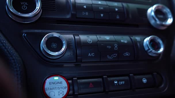 Airco uitzetten en verwarming starten. Een mensenhand drukt op de knop in de auto. 4K-videobeelden. — Stockvideo