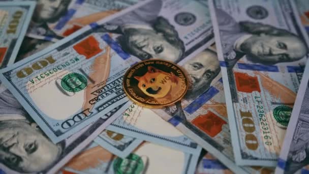 Altın sikkeler doge sikkesi kripto parasının bir pazar sembolüdür. Kağıt para yerine altın metal bir bitcoin. 4K video görüntüleri. — Stok video