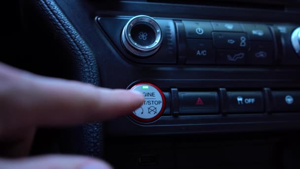 System rozruchu i zatrzymania silnika. Uruchomić silnik. Osoba wciska palec na początku i zatrzymać przycisk silnika samochodu. Nagrania wideo 4K. — Wideo stockowe