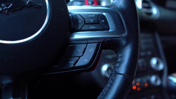 Närbild manliga hand trycka på knappar på hjulet. Man vidrör knappar i bilen. 4K-videofilmer. — Stockvideo