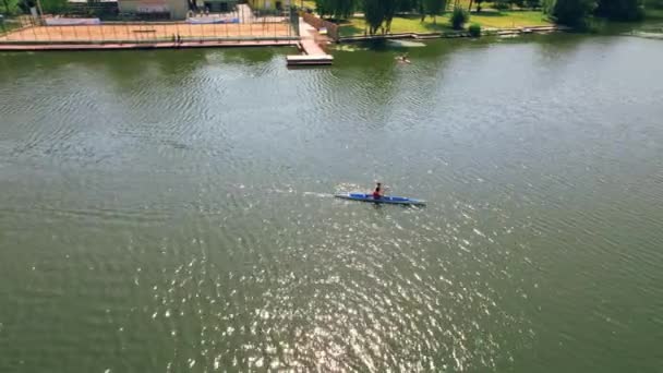 Люди катаются на байдарках по реке. Центр спортивной подготовки на байдарках и каноэ. 4k видео с воздуха. Летний полет на трех каяках по реке. — стоковое видео
